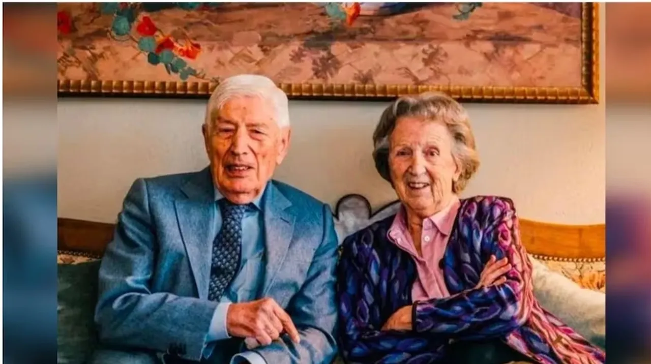 Former Prime Minister and his wife bid farewell to the world together holding hands