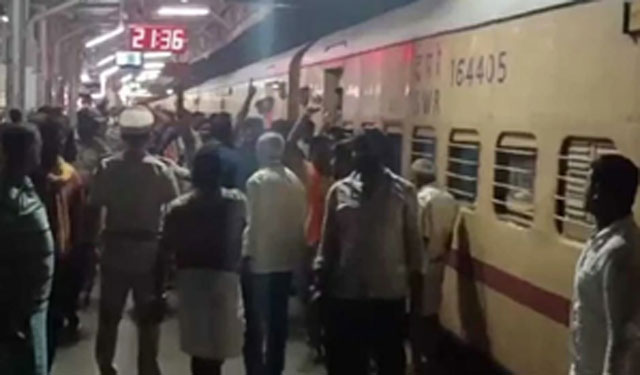 A four-member gang allegedly set fire to a train in Vijayanagara; one arrested
