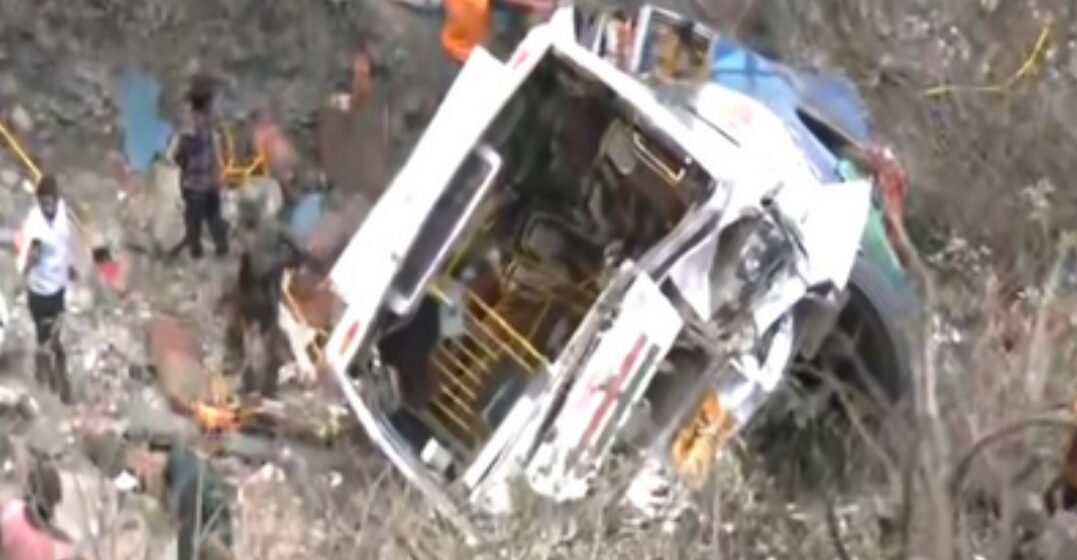 kashmir bus accident kills 22