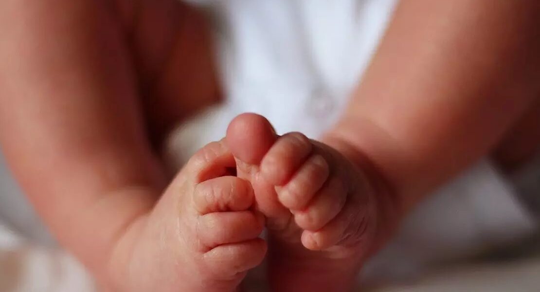 mother escapes after handed over her new born baby to unknown lady