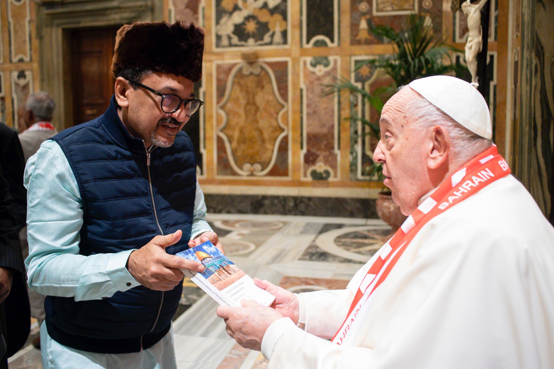 Sadiqali Thangal presents a gift to the Pope at the Vatican