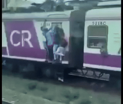 5 passengers die after falling from crowded train near Mumbai