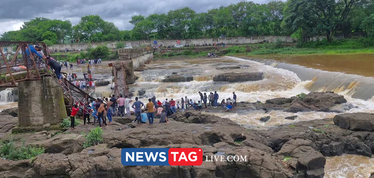 many tourists swept off in Pune after bridge collapsed