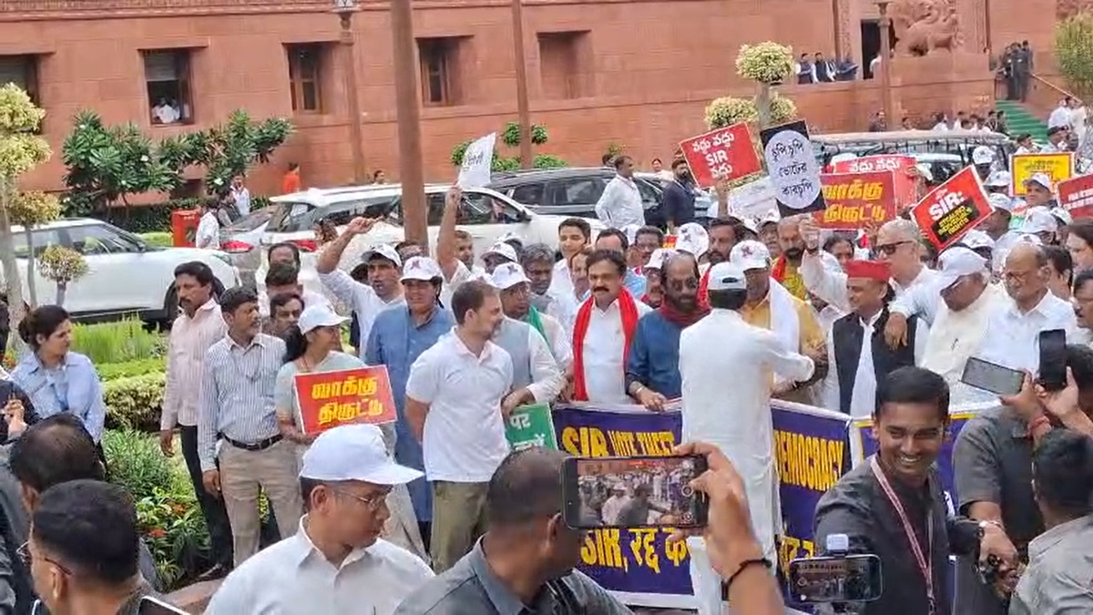 Opposition march to ECI LIVE: INDIA bloc MPs begin protest march from Parliament