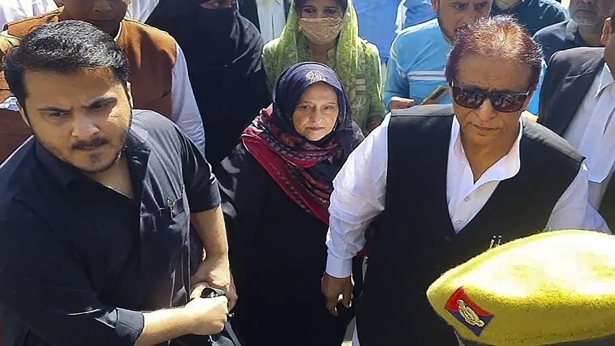 Samajwadi Party leader Azam Khan walks out of Sitapur jail