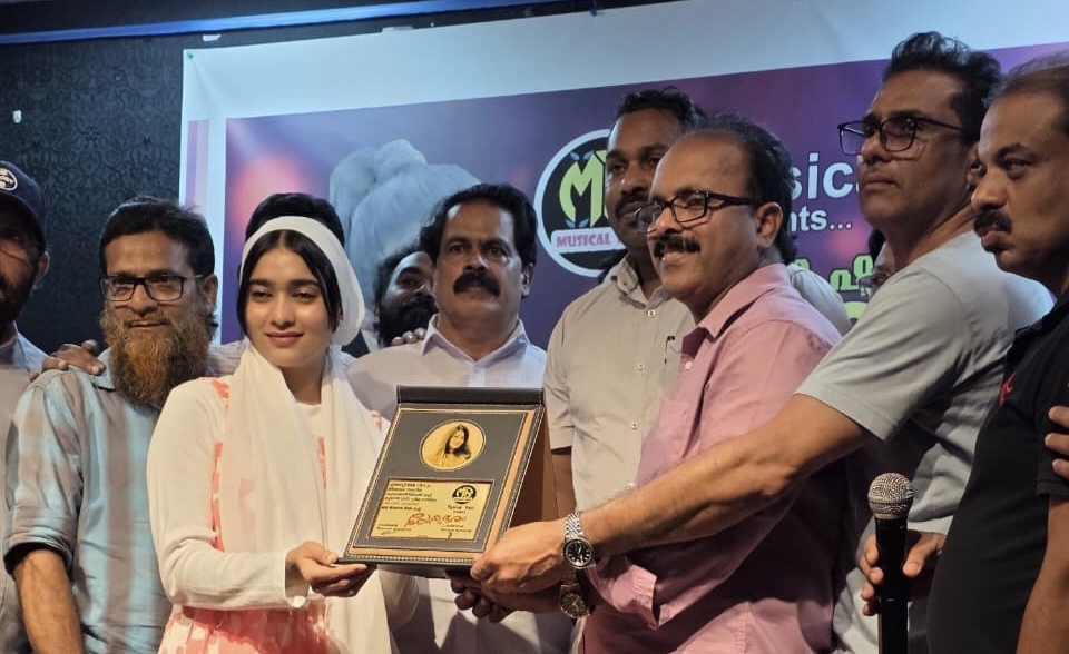 IMG 20251126 223032 മ്യൂസിക്കൽ റെയിനിന്റെ സംഗീത വിരുന്നിൽ ഷിഫാന ഷാജിക്ക് ആദരം